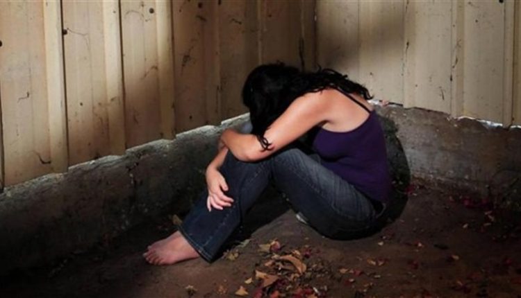 فتاة تعيش مقيدة بسلاسل حديدية