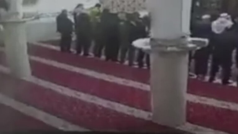 حسن الخاتمة.. وفاة شخص خلال صلاة الجماعة بالمسجد | فيديو مؤثر 1