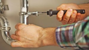 تدخل بسيط من سباك في أنبوب حمام كشف جريمة مروعة.. لن تصدق !!!