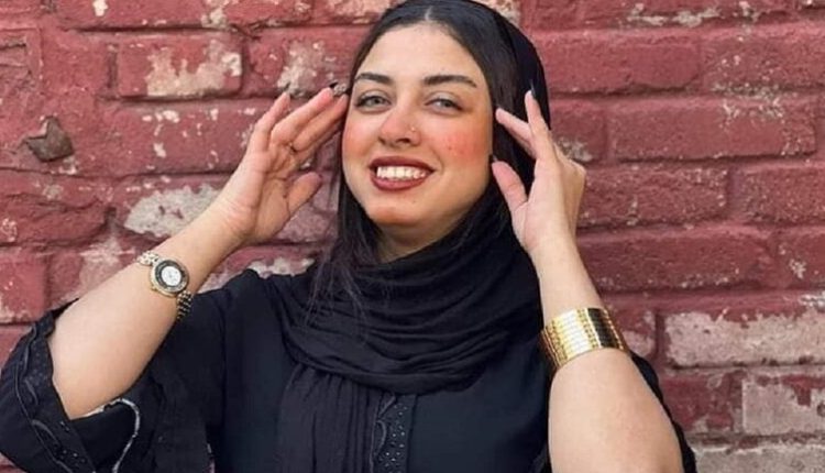 فتاة العباءة المثيرة للجدل