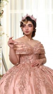 بدر خلف يثير الجدل بفستان خطوبته.. بدا كالأميرات ’’ صور’’ 1