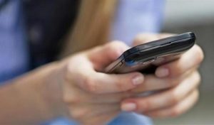 أمريكية تتصل بالشرطة بعد اقتحام رجل لغرفة تبديل ملابس النساء.. وردهم مفاجأة “فيديو”