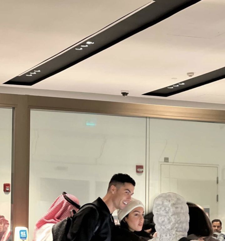 شاهد لحظة وصول كريستيانو رونالدو وجورجينا إلى السعودية | فيديو 1