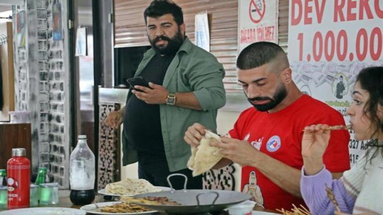 استرالي يحطم رقمًا قياسيًا في تناول أكبر عدد من أسياخ الكباب في أنطاليا 1