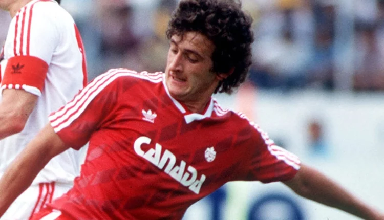 لاعب كرة شهير