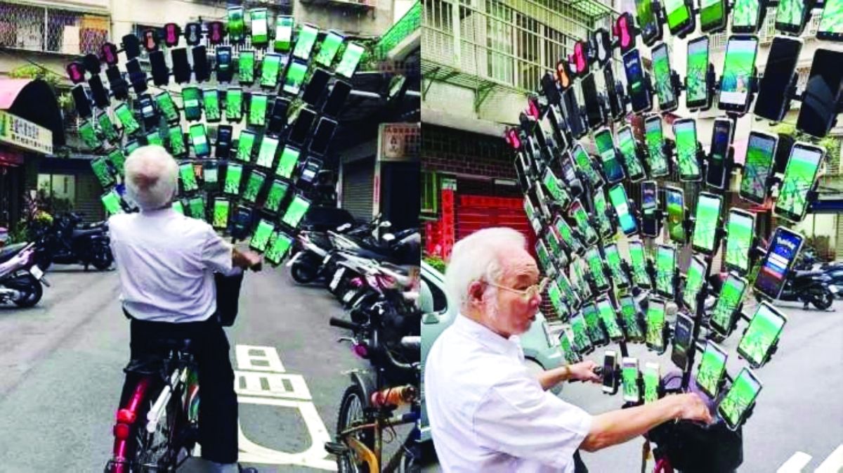 مسن يمارس الألعاب الإلكترونية على 64 هاتفا راكباً دراجته 1