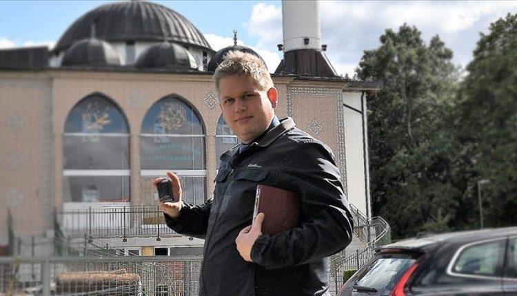 سمحت السلطات السويدية لزعيم حزب “الخط المتشدد” الدنماركي اليميني المتطرف راسموس بالودان، بحرق نسخة من المصحف الشريف أمام مبنى السفارة التركية في ستوكهولم. وذكرت إدارة شرطة ستوكهولم الجمعة، أن بالودان حصل على الإذن بتنظيم مظاهرة قرب السفارة التركية في ستوكهولم غدا السبت. وذكر التلفزيون السويدي الحكومي “SVT”، أن الصحفي السويدي تشانغ فريك عرض على بالودان حرق نسخة من القرآن الكريم أمام السفارة التركية في ستوكهولم السبت، وضمن له تغطية جميع النفقات. في تصريح للتلفزيون الحكومي، ادعى فريك أنه دفع ثمن تصريح التظاهرة الذي تم الحصول عليه من الشرطة وأنه سيمارس حقه في تغطيتها بوصفه صحفيا. ويقوم السياسي اليميني المتطرف بالودان بأعمال استفزازية عبر حرق نسخ من القرآن الكريم في مختلف مدن الدنمارك منذ عام 2017.