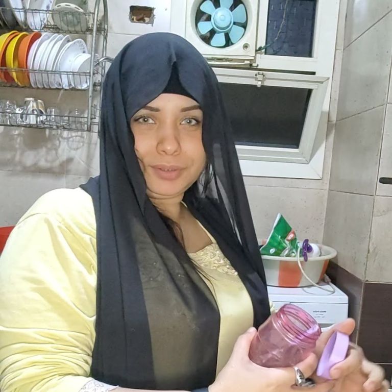 فيديوهات إيحائية جنسية مثيرة مقابل 1000دولار أسبوعيا.. والفاعل مشهور 1