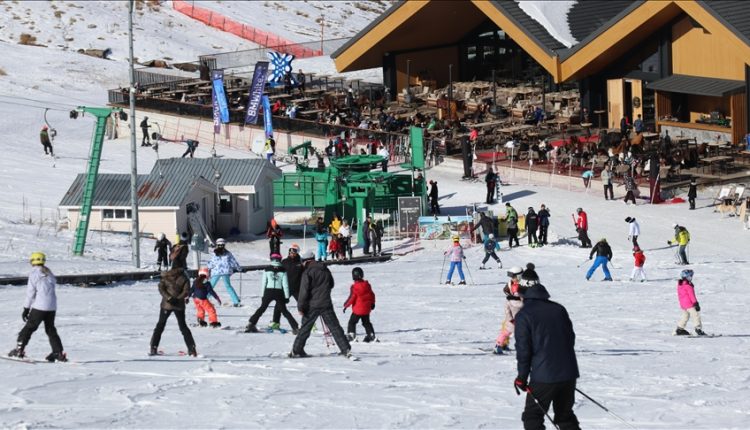 تركيا.. السياح يستمتعون بالتزلج في "قارطل قايا"