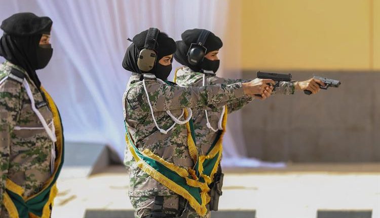 تفاعل واسع في السعودية مع عرض عسكري نسائي