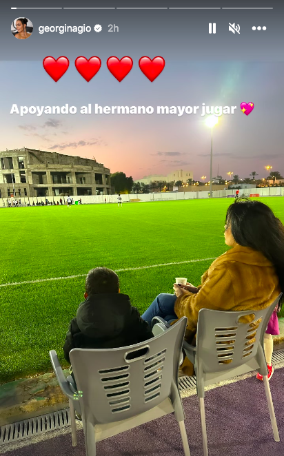 شاهد.. جورجينا واولادها يتابعون تدريبات رونالدو في ملعب النصر السعودي