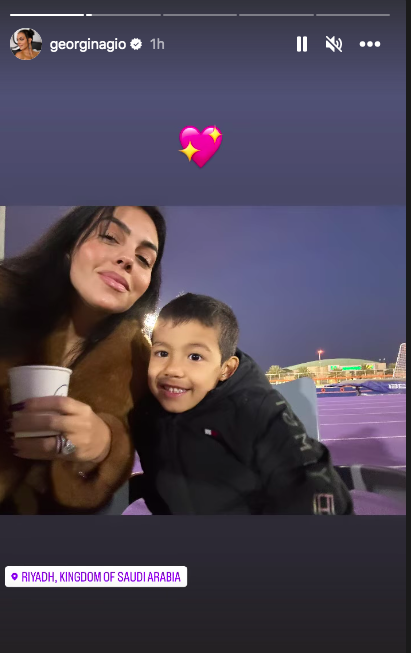 شاهد.. جورجينا واولادها يتابعون تدريبات رونالدو في ملعب النصر السعودي 12