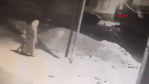 فيديو مرعب.. لحظة اصطحاب أم سورية لابنتها وخنقها في أرض فارغة جنوب تركيا