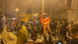 فيديو مؤثر.. مواطن سوري يبكي وهو يتحدث عن حالة المحتجزين تحت أنقاض الزلزال المدمر