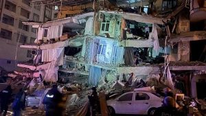شاهد هلع وصراخ النساء والرجال لحظة وقوع الزلزال داخل مطعم في مدينة غازي عنتاب التركية