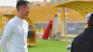 لماذا ارتدى رونالدو الجلابية البيضاء في السعودية؟ السبب سيصدمك