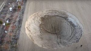 فيديو .. ظهور مفاجئ لحفرة عملاقة في قونية يثير الرعب (شاهد)