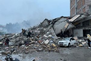 شاهد اللحظات الأولى لانهيار المباني في تركيا جراء زلزال اليوم