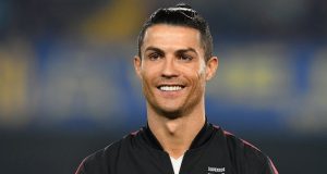 كريستيانو رونالدو يطل على الجمهور بملابسه الداخلية “صورة”