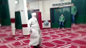 إمام يلعب الكرة داخل المسجد ووزارة الأوقاف ترد !!