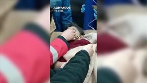 وزير الصحة التركي ينشر حوار طفلة ناجية بعد 178 ساعة.. طلبت حليبا بنكهة الفراولة ومعجنات