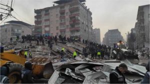 شاهد لحظة انهيار مبنى وسط تجمع العشرات في مدينة ملاطية التركية إثر الزلزال المدمر