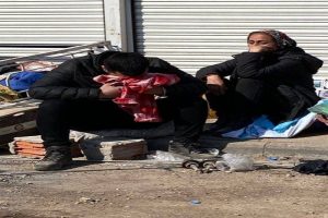 شاب تركي يضع قميص خطيبته على وجهه باكيا ينتظر إنقاذها من تحت الركام 3