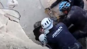 ’’لطفا لا تتركوني هنا، اشعر بالبرد الشديد’’ شاهد معاناة طفلة عالقة تحت أنقاض منزلها المدمر