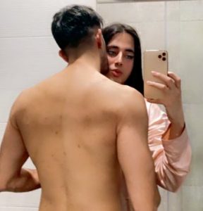 من الحمام.. بدر خلف ينشر صورة جريئة له مع زوجه 42