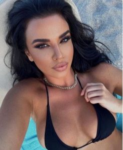 وسط الزلزال والضحايا.. ملكة جمال كرواتيا تستفز الجمهور بإطلالتها الجريئة !! 1