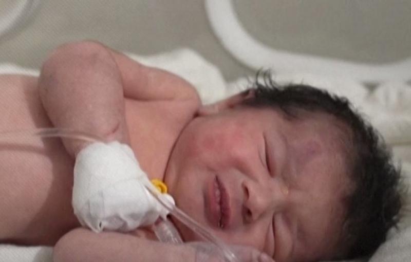 ظهور جديد للطفلة التي ولدت بعد وفاة والدتها تحت أنقاض منزلهم ’’فيديو’’ 17