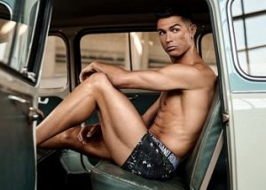 كريستيانو رونالدو يطل على الجمهور بملابسه الداخلية "صورة" 1