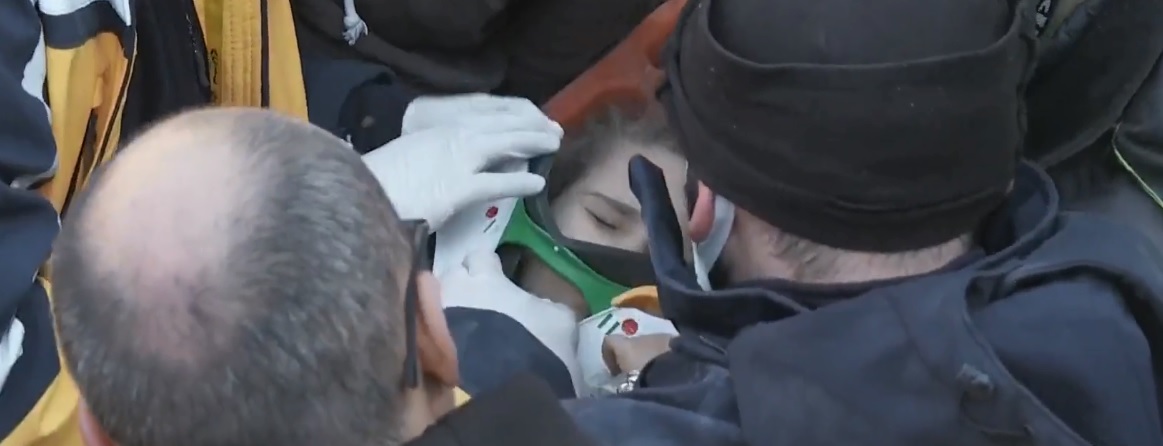 إنقاذ طفلة بعد قضاء 6 أيام تحت الأنقاض في قهرمان مرعش بتركيا 19