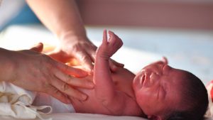 طفل يبصر النور ويحمل بيده لولب منع الحمل ’’صور وتفاصيل صادمة’’