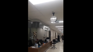 سيدة تركية تكمل صلاتها أثناء حدوث زلزال في مشفى هاتاي وسط اهتزاز الجدران (فيديو)