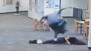 طالب ينهال على معلمته بالضرب بسبب نهيه عن اللعب خلال الدرس (فيديو)