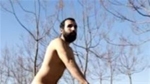 رجل يتجول عاريًا