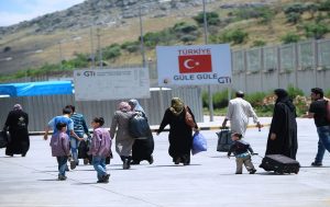 عشرات الاف السوريين يغادرون تركيا