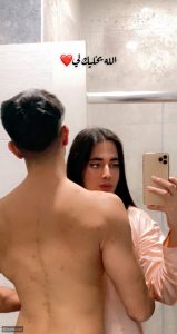 بدر خلف ينشر صورة جريئة له مع زوجه والجمهور يفجر غضبه "صورة" 1