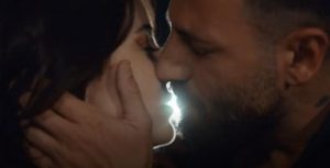 مشهد القبلة الحميمة بين كرم وتيما في مسلسل “الثمن” يثير الجدل ’’صور’’