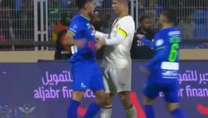 فيديو.. شجار بالأيدي بين كريستيانو رونالدو وعمار الدحيم في مباراة النصر والفتح