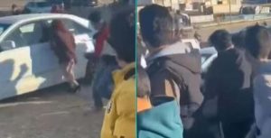 فتاة عراقية تبكي بحرقة بعد تعرضها للتحرش أمام المارة.. وتكشف عن رد صادم من الشرطة “فيديو”