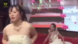 فتيات حسناوات يفاجئن عشيقهن السابق في حفل زفافه ويتوعدنه:” سندمرك اليوم”