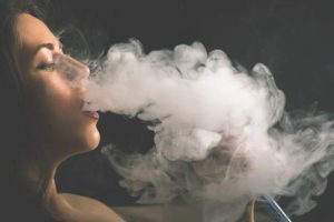 فتاة بريطانية تدخن ‘الفيب” لمدة سنة ونصف.. وبعد فحص رئتها كانت المفاجأة !!