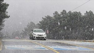 والي إسطنبول يطلب عدم الخروج بالسيارات بسبب الثلوج
