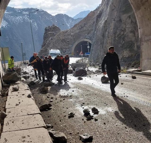 انهيار أرضي على طريق سريع شرق تركيا (فيديو) 41