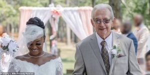 فتاة عشرينية توافق على الزواج من عجوز "85 عام" وسبب الموافقة مفاجأة 3