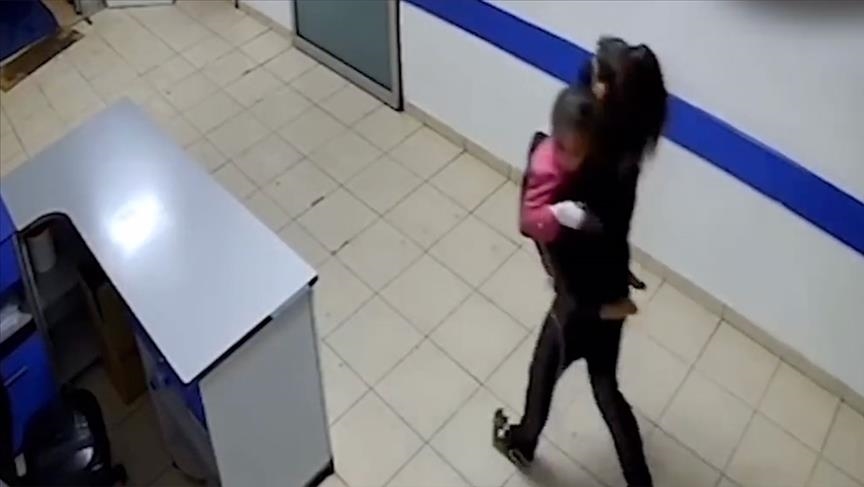 شاهد.. ممرضة تغامر بحياتها لانقاذ طفل لحظة وقوع الزلزال.. ووزير الصحة التركي يعلق 5