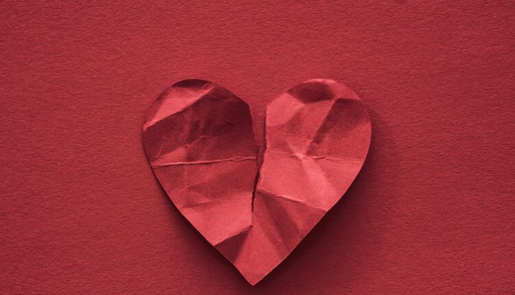 عاشق يقاضي امرأة