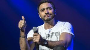 تامر حسني يبكي ويتأثر بعد غناء “ارجعلي”